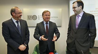 El consejero Juan Carlos Moragues, junto a dos cargos de su departamento.