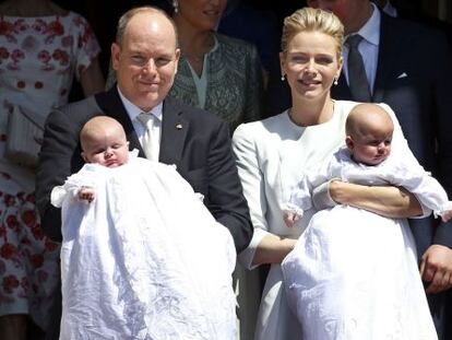 Alberto y Charlene de Mónaco, con sus hijos Jaime y Gabriela.