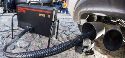 Un dispositivo mide los niveles de emisiones del motor diésel de un Volkswagen.