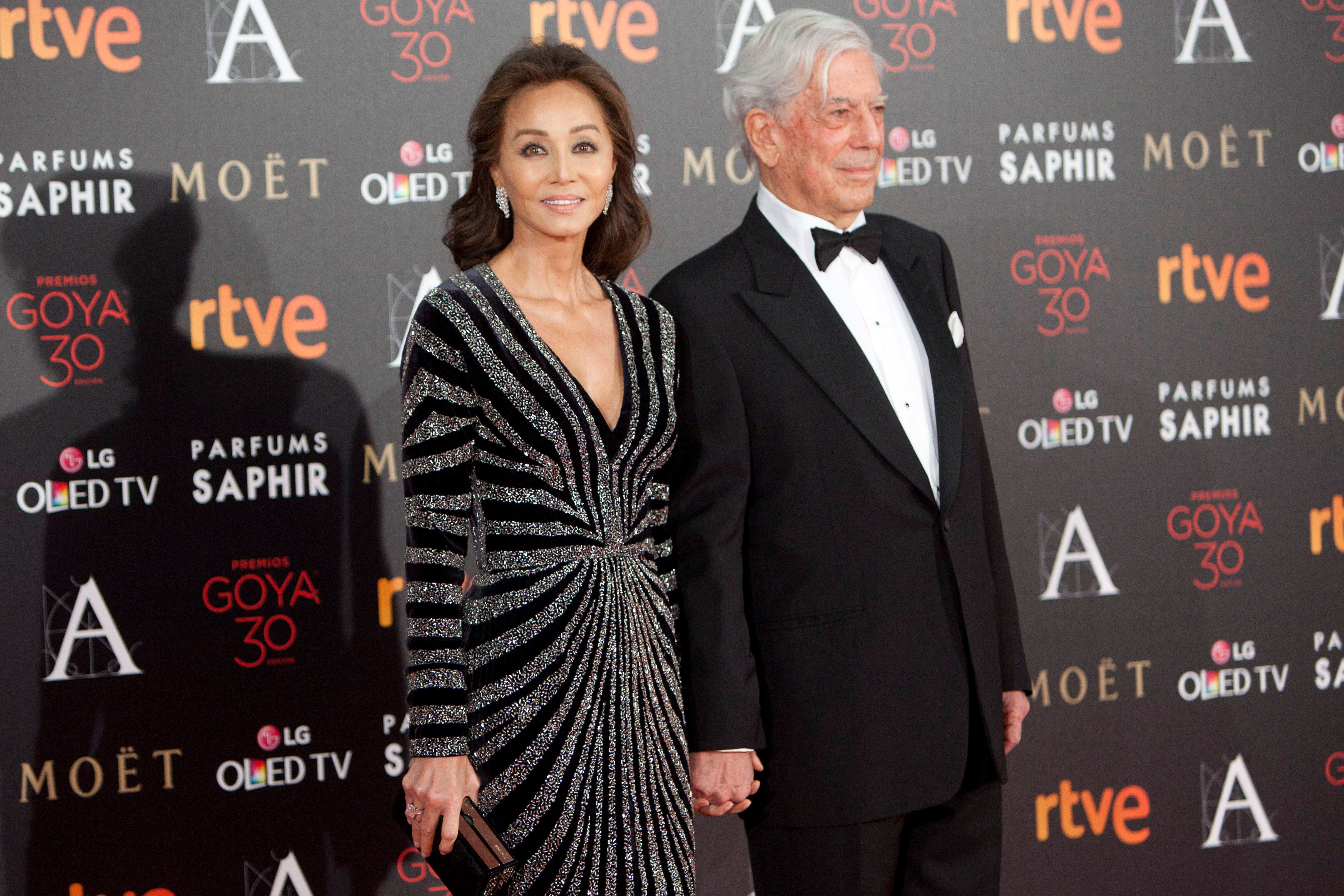 Lo que Isabel Preysler cuenta en su autobiografía: cómo vivió las infidelidades de Julio Iglesias, los celos de Miguel Boyer y las cartas de Vargas Llosa 2 Isabel Preysler y Mario Vargas Llosa en la gala de los Goya celebrada en Madrid el 6 de febrero de 2016.
