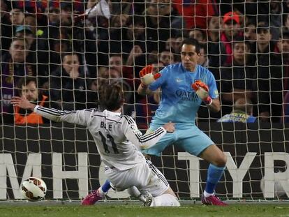 Bravo frente a Bale en el último clásico en el Camp Nou.