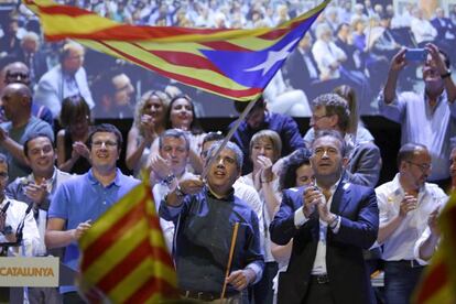 El candidato al Congreso por el CDC Francesc Homs (c), acompañado por el candidato al Senado Miquel Calçada (d), durante el acto electoral de fin de campaña que los convergentes celebran esta tarde en Manresa.