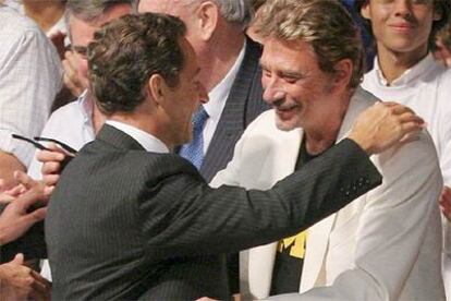 Nicolas Sarkozy abraza al cantante Johnny Hallyday durante la reunión del partido conservador UMP en Marsella.