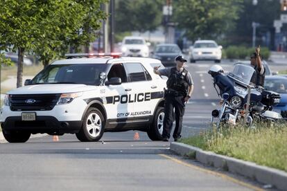 Agentes de policía estadounidenses acordonan la zona donde se produjo el tiroteo en Alexandria, Virginia.