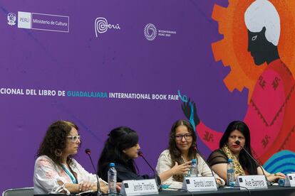 Las escritoras Jennifer Thorndike, Ave Barrera, Brenda Lozano y Dolores Reyes durante la mesa de diálogo.