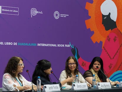 Las escritoras Jennifer Thorndike, Ave Barrera, Brenda Lozano y Dolores Reyes durante la mesa de diálogo.