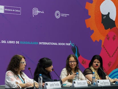 Las escritoras Jennifer Thorndike, Ave Barrera, Brenda Lozano y Dolores Reyes durante la mesa de diálogo.