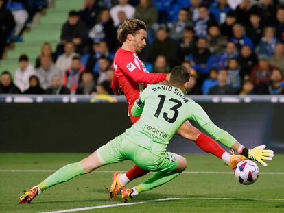 Antoine Griezmann marca el primero de sus tres goles a David Soria, portero del Getafe.