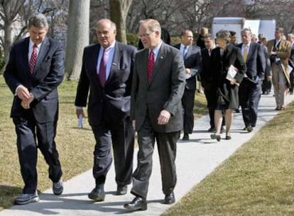 Gobernadores de Estados Unidos abandonan la Casa Blanca tras la reunión celebrada con Barack Obama.
