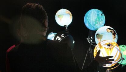 Globos terráqueos con distintos contenidos en la exposición 'Big Bang Data'.