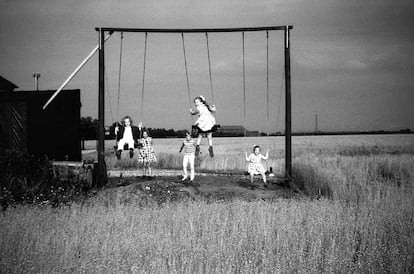 Última foto revelada, con las tres hijas de Otto junto con dos niños jugando en un columpio.