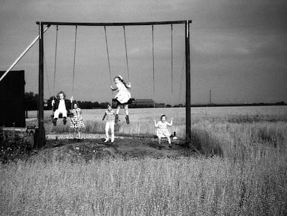 Última foto revelada, con las tres hijas de Otto junto con dos niños jugando en un columpio.