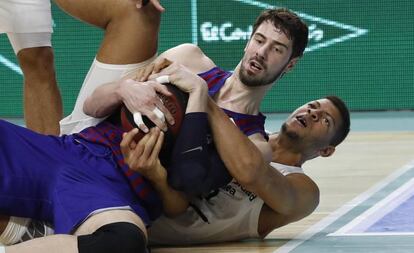 Tomic y Tavares pelean por el balón en el suelo.