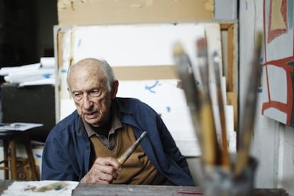 El pintor Will Barnet, en abril de 2011, rodeado de lienzos en su taller de NuevaYork.