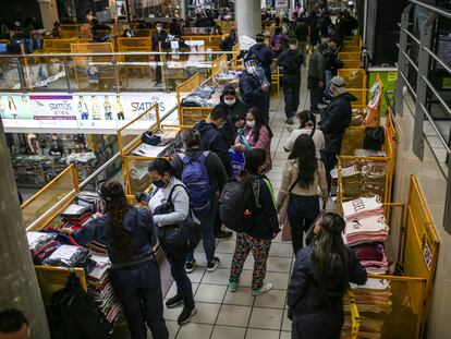 Decenas de clientes compran prendas en una tienda en Bogotá, durante una de las ediciones pasadas del Black Friday.