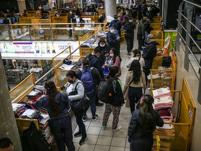 Decenas de clientes compran prendas en una tienda en Bogotá, durante una de las ediciones pasadas del Black Friday.