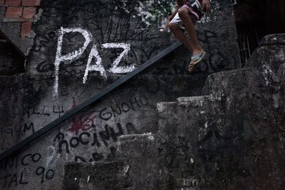 En su colección titulada 'Pacificación (en proceso)', Fabrés retrata la puesta en marcha del plan del Ejecutivo brasileño de cara al mundial de fútbol del próximo verano y los Juegos Olímpicos de 2016. El fotoperiodista madrileño se adentra en las calles y barrios más humildes del país, donde acompaña a la Unidad de Policía Pacificadora (UPP). En la imagen, una residente en Rocinha (la favela más grande de Río de Janeiro) aparece junto a la palabra 'paz'. (Febrero de 2012).