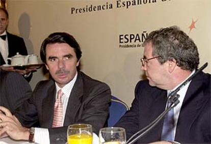 José María Aznar, junto al presidente de Telefónica, César Alierta, durante el acto en el que ha anunciado que no será diputado tras las próximas elecciones.