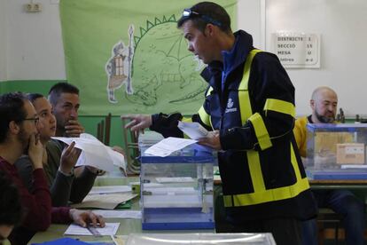 Un carter porta el vot per correu a una mesa electoral de Terrassa.