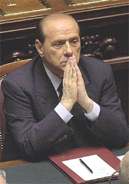 Silvio Berlusconi escucha a la oposición parlamentaria en enero de 2002.
