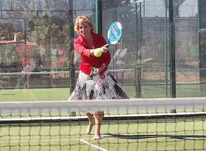 Aguirre juega al pádel descalza en su visita a Villar del Olmo.