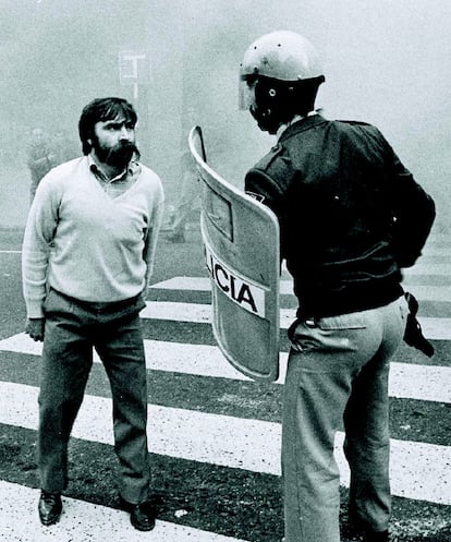 El obrero conocido como Sandokán, frente a un antidisturbio en una de las imágenes del libro.