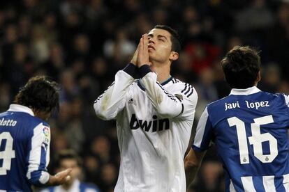 Ronaldo se lamenta despés de una ocasión fallada.