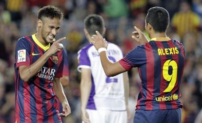 Neymar agradece el gol a Alexis.