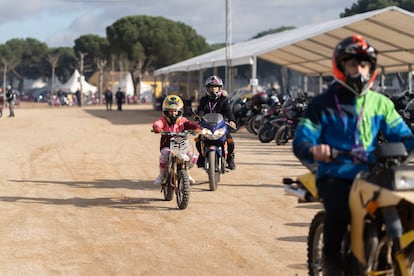 Una niña pasea con su moto por la explanada de la concentración, este viernes.