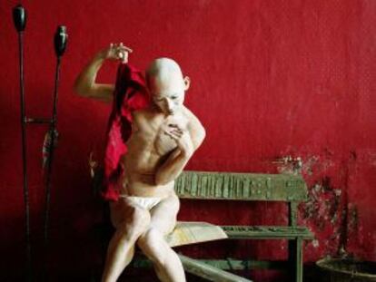 El artista de butoh Ken Mai.