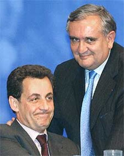 Nicolas Sarkozy (izquierda), junto al primer ministro, Jean-Pierre Raffarin.