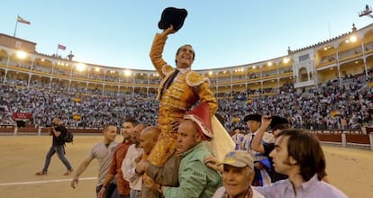 Iván Fandiño sale por la Puerta Grande tras su faena en Las Ventas.