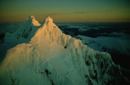 Vista aérea del Monte Sarmiento, en la cordillera Darwin (Chile).