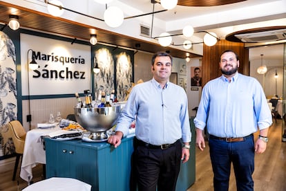 Los hermanos Juan Manuel y Óscar Sánchez, propietarios de la Marisquería Sánchez.
