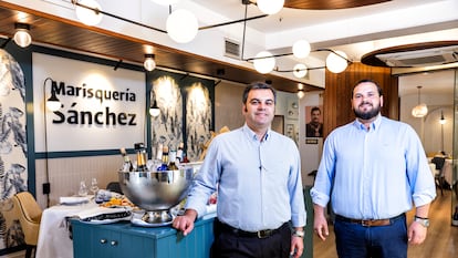 Los hermanos Juan Manuel y Óscar Sánchez, propietarios de la Marisquería Sánchez, en Meco (Madrid).