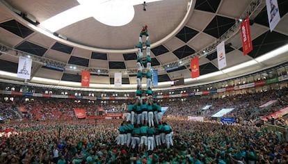 4 de 10 amb folre i manilles dels Castellers de Vilafranca.