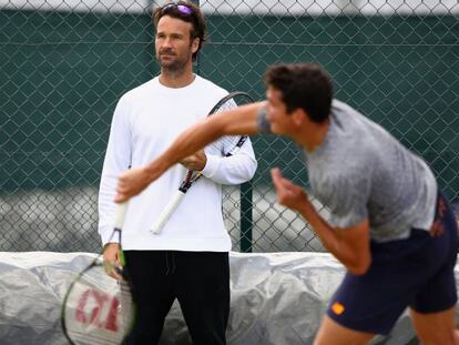 McEnroe (i) y Moy&agrave; (c), durante un entrenamiento de Raonic.