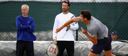 McEnroe (i) y Moy&agrave; (c), durante un entrenamiento de Raonic.