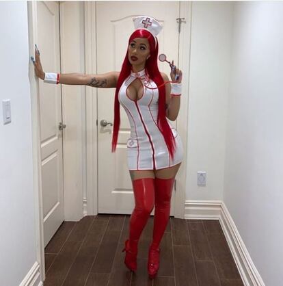 La rapera Cardi B jugó a la enfermera sexi.