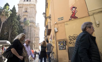 Mosaico que el artista Invader colocó en la fachada del Palacio Episcopal de Málaga, edificio catalogado como Bien de Interes Cultural.