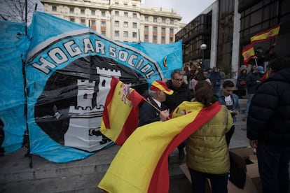 Miembros del grupo Hogar Social, durante la manifestación de este domingo en la plaza de Colón de Madrid.