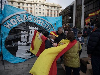 Miembros del grupo Hogar Social, durante la manifestación de este domingo en la plaza de Colón de Madrid.