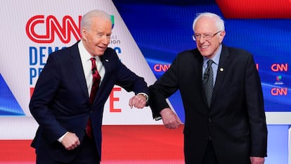 Joe Biden (esquerda) e Bernie Sanders durante seu debate de 15 de março de 2020 para as primárias democratas.