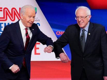 Joe Biden (izquierda) y Bernie Sanders, durante su debate cara a cara en las primarias demócratas el 15 de marzo de 2020.
