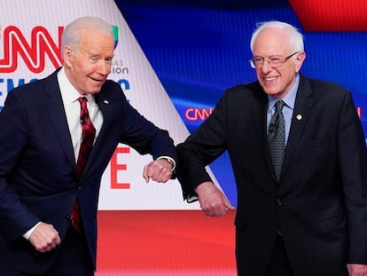 Joe Biden (esquerda) e Bernie Sanders durante seu debate de 15 de março de 2020 para as primárias democratas.
