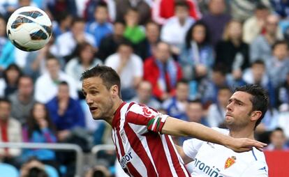 Gurpegi protege el bal&oacute;n ante Postiga.