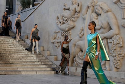 Rick Owens se inspira en Egipto para su colección primavera/verano, un lugar, donde, según dice, “a pesar de las guerras y de los desastres siempre hay lugares bellos que sobreviven”.