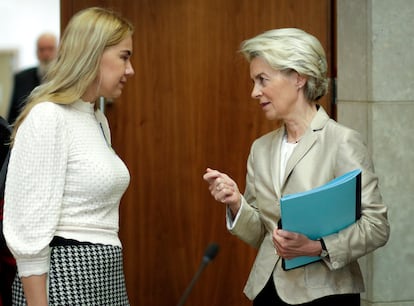 La comisaria de Energía, Kadri Simson (a la izquierda), escucha a la presidenta del a Comisión Europea, Ursula Von der Leyen.