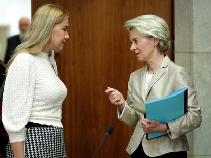 La comisaria de Energía, Kadri Simson, habla con la presidenta de la Comisión Europea, Ursula von der Leyen, esta semana en Bruselas.