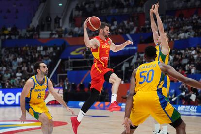 El español Dario Brizuela (c) conduce el balón durante el partido de la fase de grupos del Mundial de Baloncesto entre España y Brasil, este lunes.